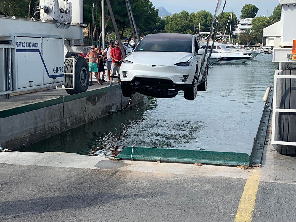 特斯拉 Model X 進入「溺水模式」,於西班牙碼頭落水釋放氣泡和煙霧 - 電腦王阿達 特斯拉 Model X 進入「溺水模式」,於西班牙碼頭落水釋放氣泡和煙霧 - 電腦王阿達