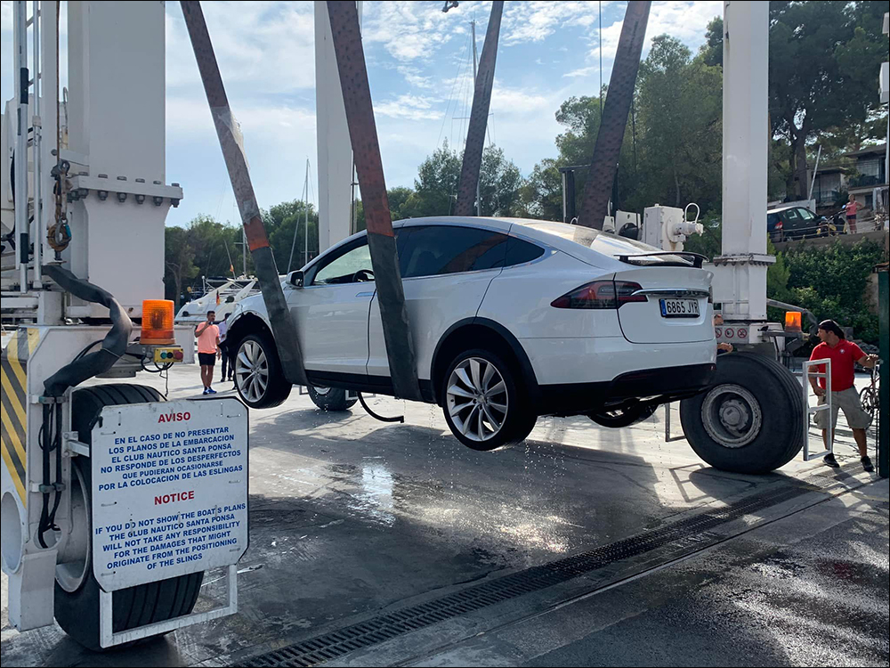 特斯拉 Model X 進入「溺水模式」,於西班牙碼頭落水釋放氣泡和煙霧 - 電腦王阿達 特斯拉 Model X 進入「溺水模式」,於西班牙碼頭落水釋放氣泡和煙霧 - 電腦王阿達