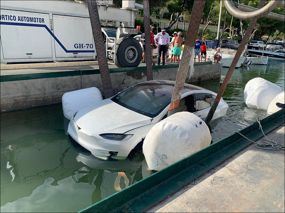特斯拉 Model X 進入「溺水模式」,於西班牙碼頭落水釋放氣泡和煙霧 - 電腦王阿達 特斯拉 Model X 進入「溺水模式」,於西班牙碼頭落水釋放氣泡和煙霧 - 電腦王阿達