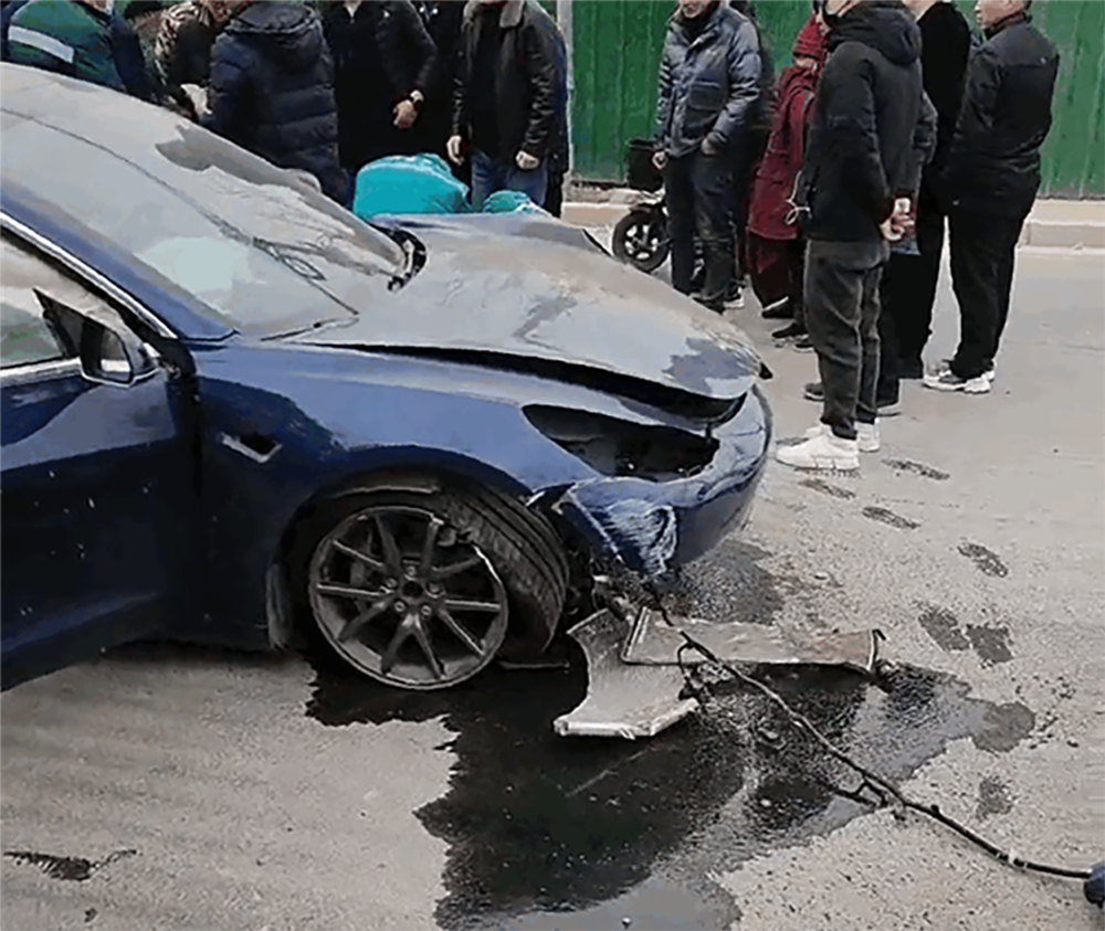 Tesla 飛天三寶誤判車道直接飛過一條河,但車子有點慘 - 電腦王阿達 Tesla 飛天三寶誤判車道直接飛過一條河,但車子有點慘 - 電腦王阿達