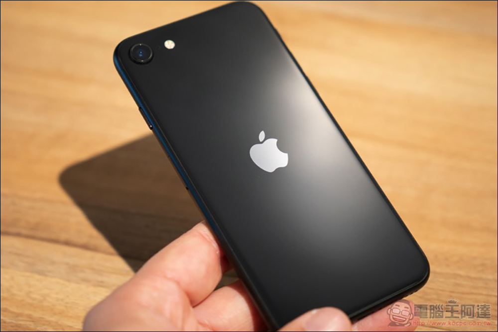 疑似 iPhone SE 3 保護殼上架 Amazon，外殼設計與前代相同 - 電腦王阿達
