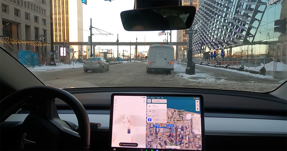 特斯拉 FSD Beta 積雪街頭掙扎 特斯拉 FSD Beta 積雪街頭掙扎