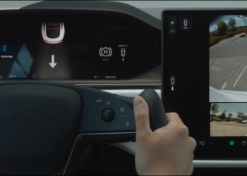 Yoke 人人嫌？程式碼揭露 Tesla 可能開放車主選回傳統方向盤