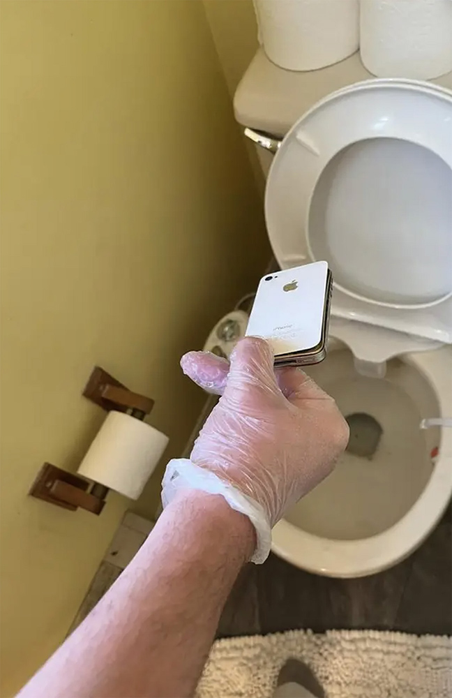 廁所老傳來怪聲,國外夫妻在馬桶裡找到 10 年前遺失的 iPhone - 電腦王阿達 廁所老傳來怪聲,國外夫妻在馬桶裡找到 10 年前遺失的 iPhone - 電腦王阿達