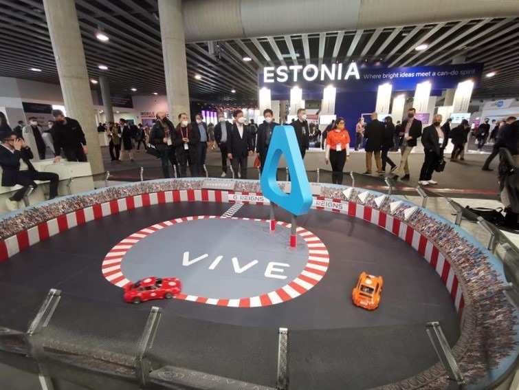 【新聞圖片三】HTC VIVE 於 MWC 2022 會場中展出由子公司 G Reigns開發「5G 遠端遙控載具操控解決方案」。 【新聞圖片三】HTC VIVE 於 MWC 2022 會場中展出由子公司 G Reigns開發「5G 遠端遙控載具操控解決方案」。