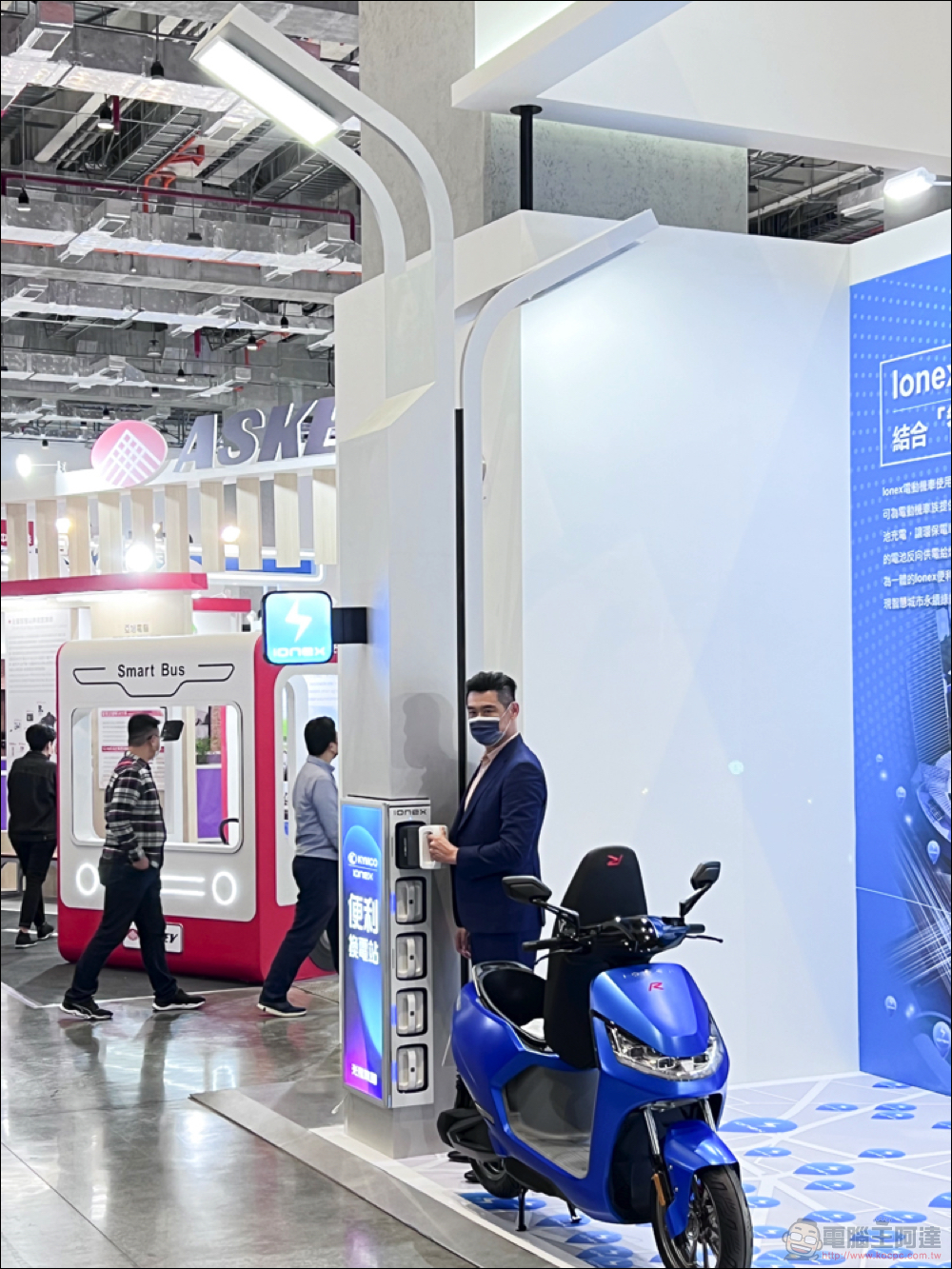 光陽 Ionex 智慧路燈展場動眼看,結合太陽能、路燈與交通號誌的換電站 - 電腦王阿達 光陽 Ionex 智慧路燈展場動眼看,結合太陽能、路燈與交通號誌的換電站 - 電腦王阿達