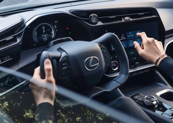 Lexus 純電車居然也用了 Yoke 方向盤，你覺得是為什麼？