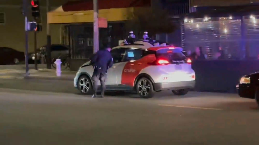舊金山警方攔下 GM 自駕計程車，發現沒人不知該怎麼辦，還試圖加速逃逸 - 電腦王阿達
