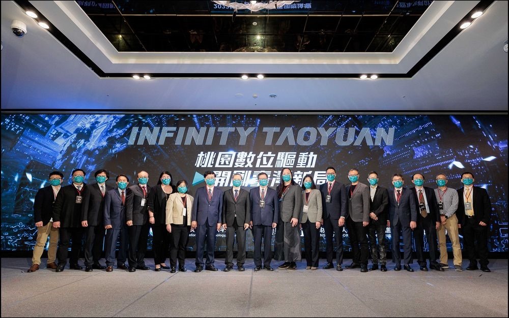 HTC新聞圖檔2-桃園市長鄭文燦(中)率領HTC及台灣微軟、廣達電腦、台達電子等產業科技企業組成「桃園數位隊」,HTC亞太區總經理黃昭穎(右起六)出席「2022 桃園數位驅動國際論壇」 HTC新聞圖檔2-桃園市長鄭文燦(中)率領HTC及台灣微軟、廣達電腦、台達電子等產業科技企業組成「桃園數位隊」,HTC亞太區總經理黃昭穎(右起六)出席「2022 桃園數位驅動國際論壇」