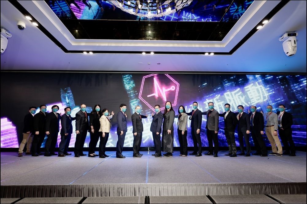 HTC新聞圖檔1-桃園市長鄭文燦(中)率領HTC及台灣微軟、廣達電腦、台達電子等產業科技企業組成「桃園數位隊」,HTC亞太區總經理黃昭穎(右起六)出席「2022 桃園數位驅動國際論壇」 HTC新聞圖檔1-桃園市長鄭文燦(中)率領HTC及台灣微軟、廣達電腦、台達電子等產業科技企業組成「桃園數位隊」,HTC亞太區總經理黃昭穎(右起六)出席「2022 桃園數位驅動國際論壇」
