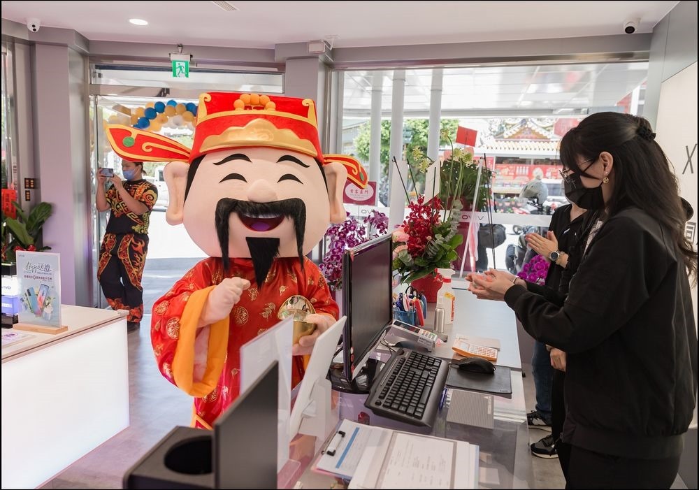本周末來店還可享知名藥師紅茶來店禮,現場體驗vivo手機後於臉書打卡@好友就送vivo吉祥物-V.FRIENDS金屬鑰匙圈或vivo皮革飲料提袋,完成體驗後即可參加開運擲筊 本周末來店還可享知名藥師紅茶來店禮,現場體驗vivo手機後於臉書打卡@好友就送vivo吉祥物-V.FRIENDS金屬鑰匙圈或vivo皮革飲料提袋,完成體驗後即可參加開運擲筊