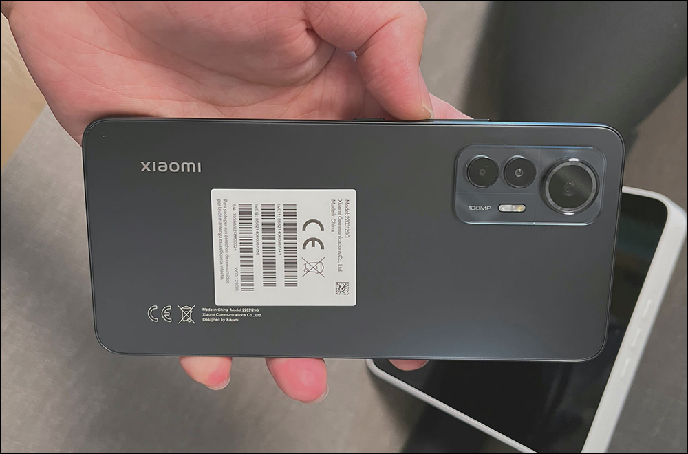 小米 Xiaomi 12 Lite 實機外觀曝光！採直角邊框、居中打孔螢幕、搭載 1.08 億像素三鏡頭主相機，傳聞將與小米手環 7 同時發表！ - 電腦王阿達