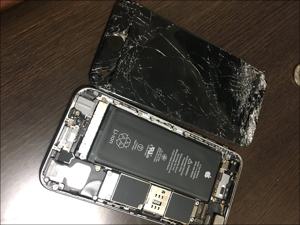 手機掉進電梯縫隙會是什麼下場?日本網友分享各種慘狀,就像吃迴轉壽司投入餐盤一樣 - 電腦王阿達 手機掉進電梯縫隙會是什麼下場?日本網友分享各種慘狀,就像吃迴轉壽司投入餐盤一樣 - 電腦王阿達