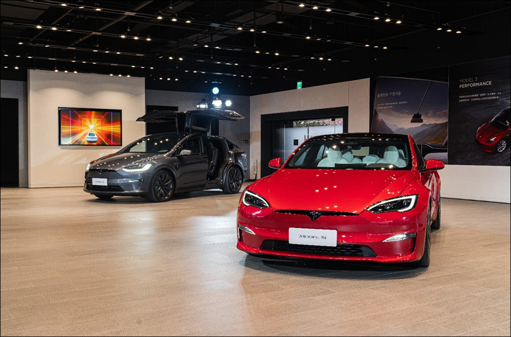 特斯拉終於在更新後的 Model S 和 Model X 車型中加入了螢幕旋轉功能,以獲得更好的車內觀看體驗 - 電腦王阿達 特斯拉終於在更新後的 Model S 和 Model X 車型中加入了螢幕旋轉功能,以獲得更好的車內觀看體驗 - 電腦王阿達