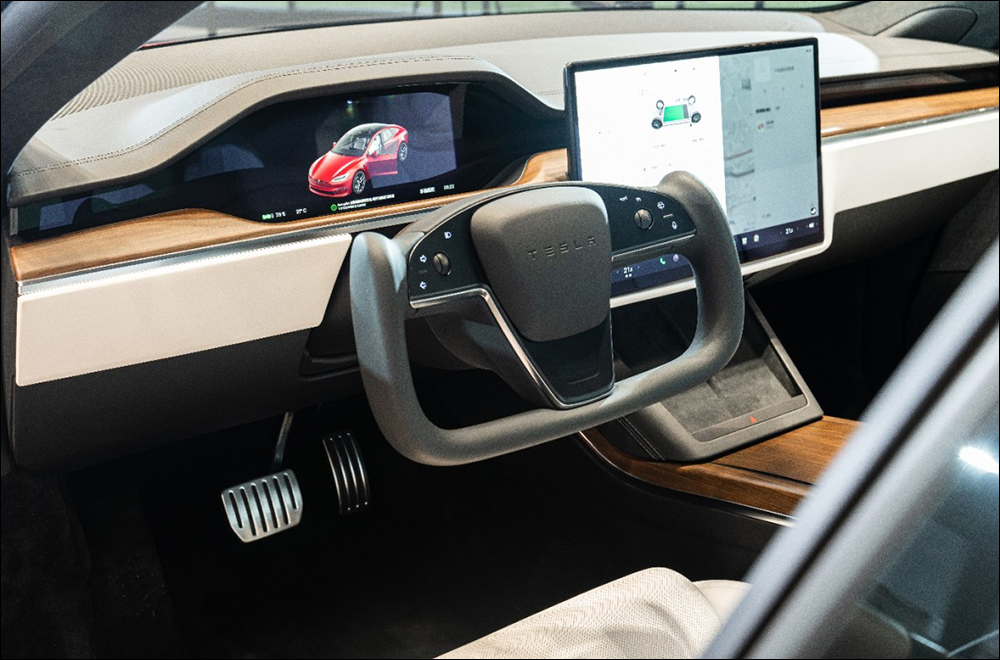 特斯拉終於在更新後的 Model S 和 Model X 車型中加入了螢幕旋轉功能，以獲得更好的車內觀看體驗 - 電腦王阿達