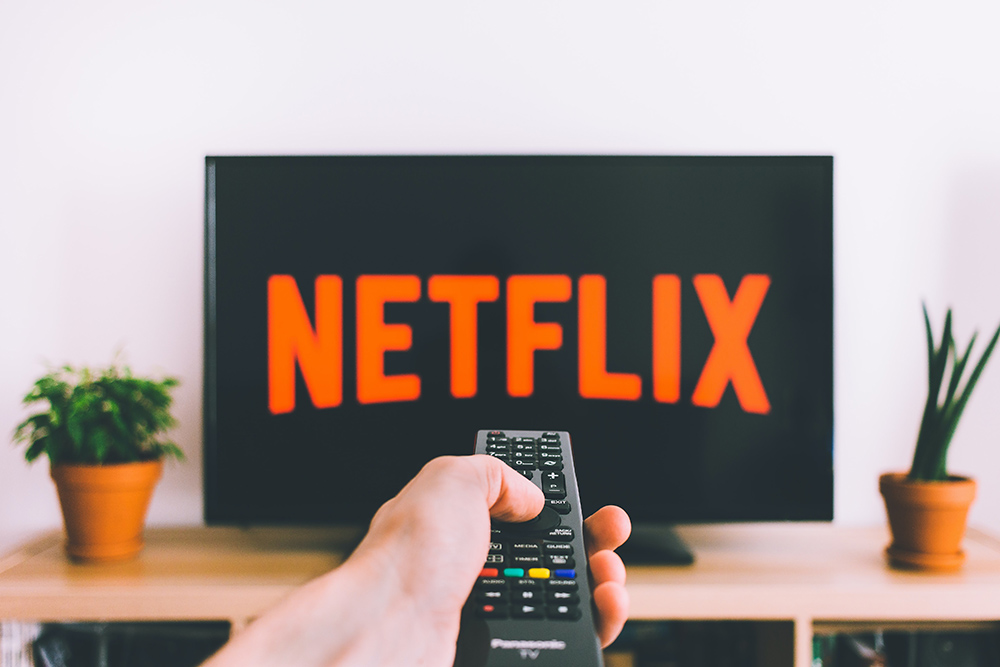 內部消息指出 Netflix 於年底推出價格更低，有廣告的方案，並打擊密碼共用行為 - 電腦王阿達