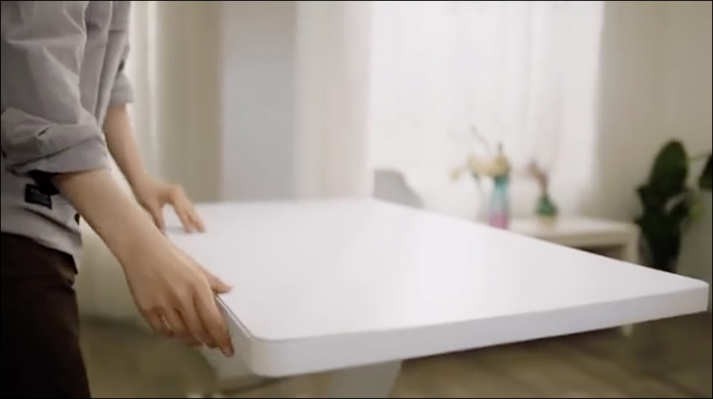 小米展示「小米多線圈無線充電辦公桌」，利用自家產品魔改而成 - 電腦王阿達