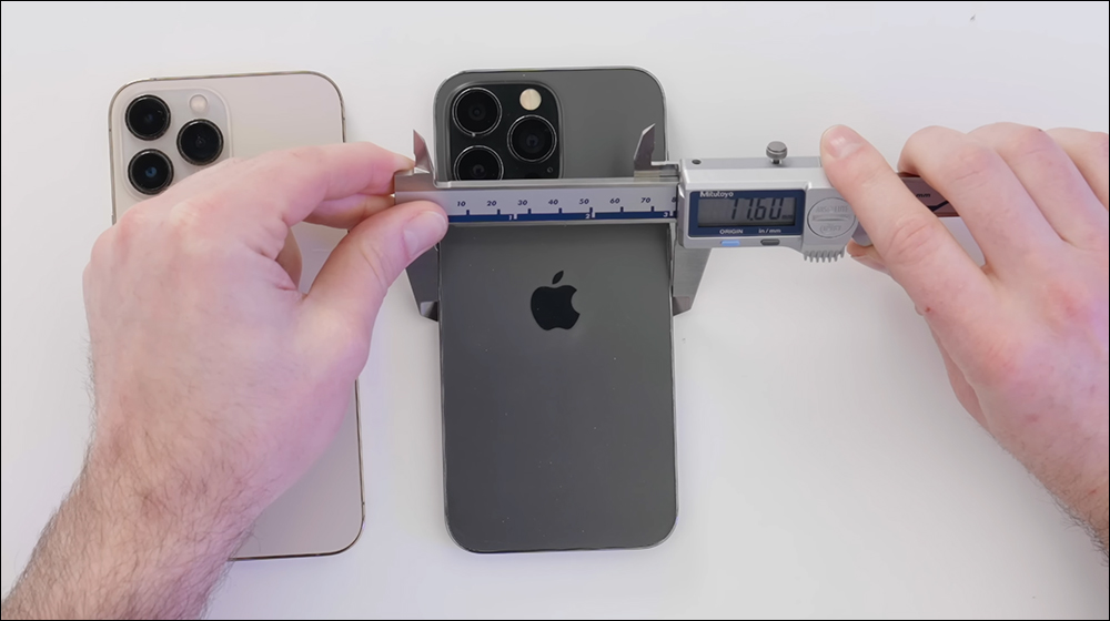 iPhone 14 Pro Max 機模搶先開箱影片!相機模組和鏡頭更大、機身更窄、厚度些微增加 - 電腦王阿達 iPhone 14 Pro Max 機模搶先開箱影片!相機模組和鏡頭更大、機身更窄、厚度些微增加 - 電腦王阿達