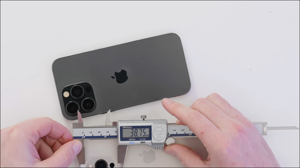 iPhone 14 Pro Max 機模搶先開箱影片！相機模組和鏡頭更大、機身更窄、厚度些微增加 - 電腦王阿達
