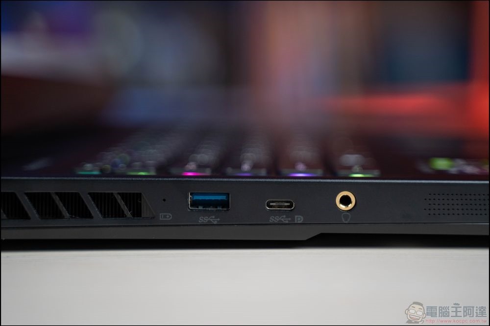 為什麼有些 USB 連接埠上標註「SS」? - 電腦王阿達 MSI Raider GE76 Deluxe Edition UHS 電競筆電 開箱 - 014