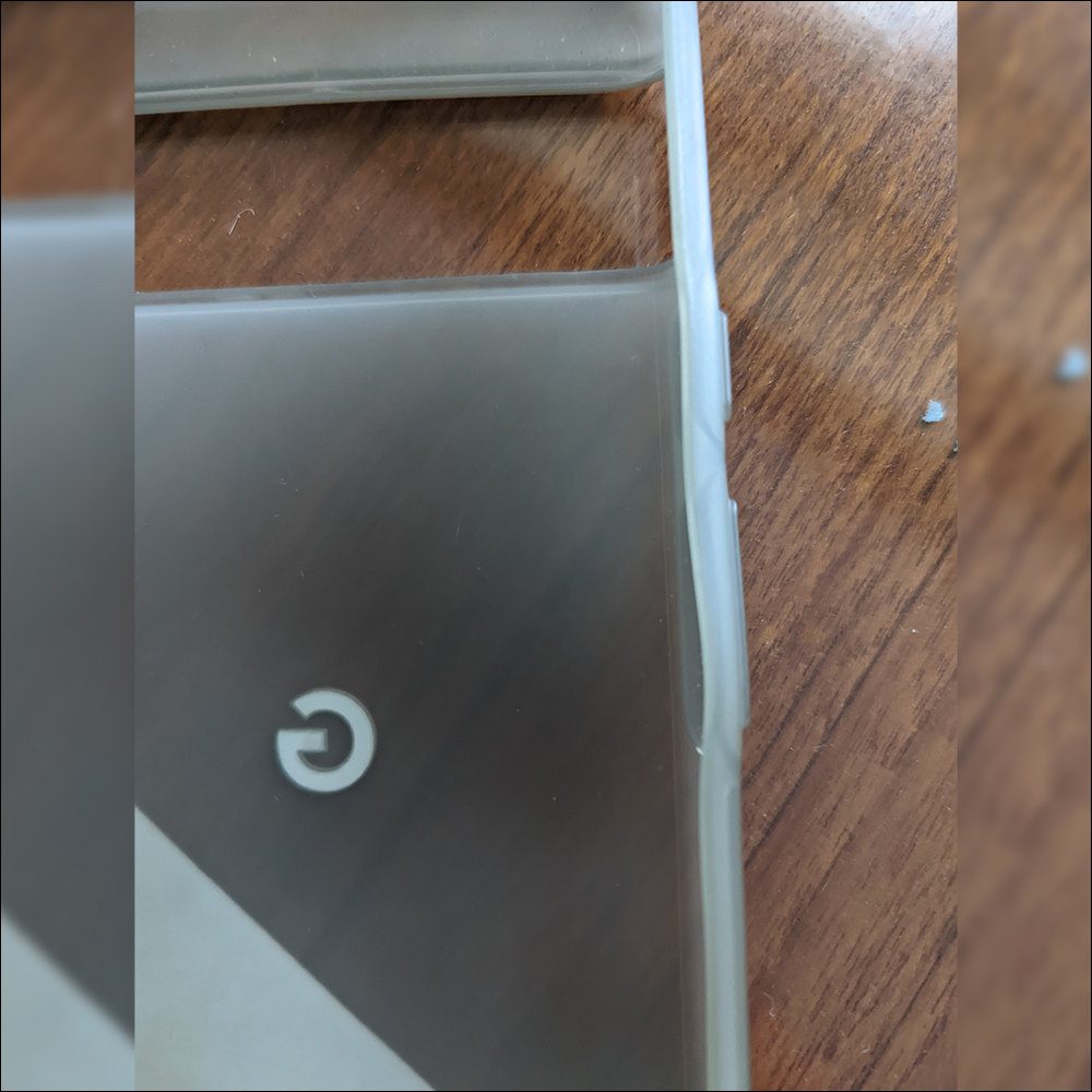 Google Pixel 6 系列再傳災情，但這次輪到「原廠透明保護殼」被用戶反映容易變黃、按鈕周圍扭曲變形 - 電腦王阿達