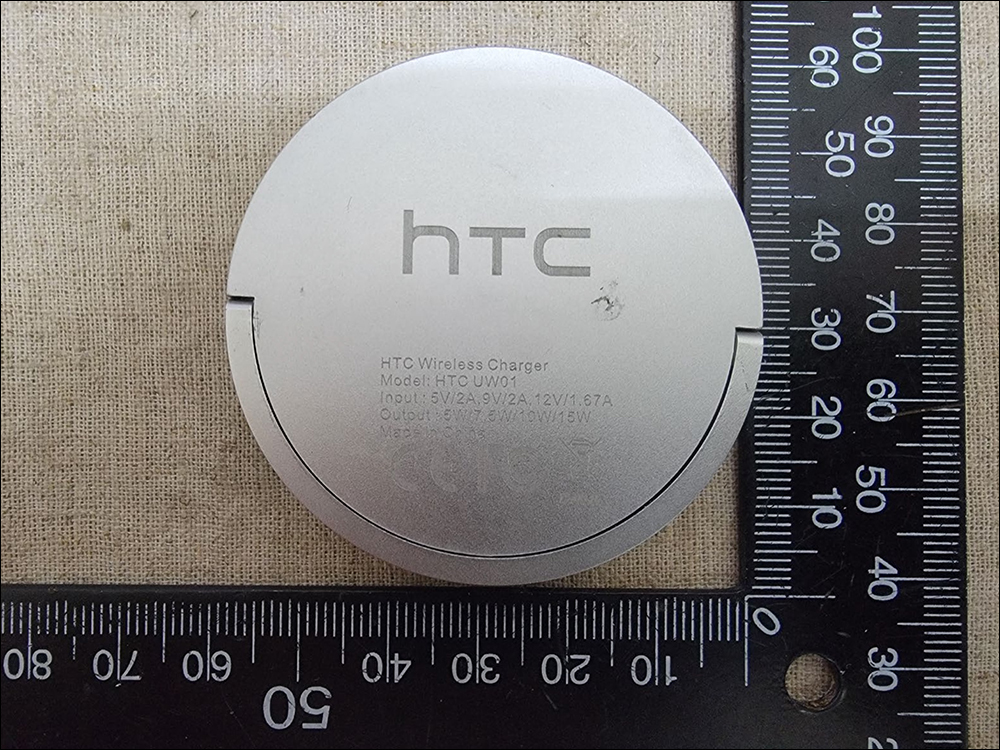 HTC 神秘新機通過認證，傳聞將於近期發表！HTC 15W 無線充電盤外觀現身 NCC 認證資料庫 - 電腦王阿達