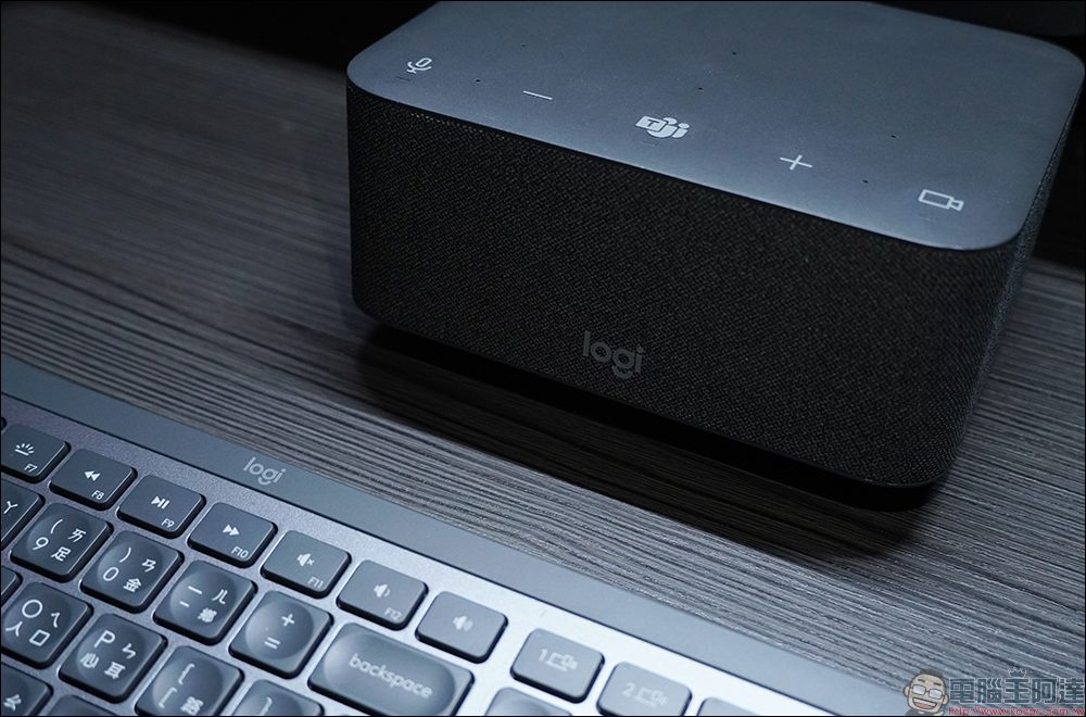 Logi Dock 羅技全功能擴充底座工作站開箱|居家辦公神器!整合集線器、100W PD 供電、內建降噪麥克風和擴音喇叭 - 電腦王阿達 Logi Dock 羅技全功能擴充底座工作站開箱|居家辦公神器!整合集線器、100W PD 供電、內建降噪麥克風和擴音喇叭 - 電腦王阿達