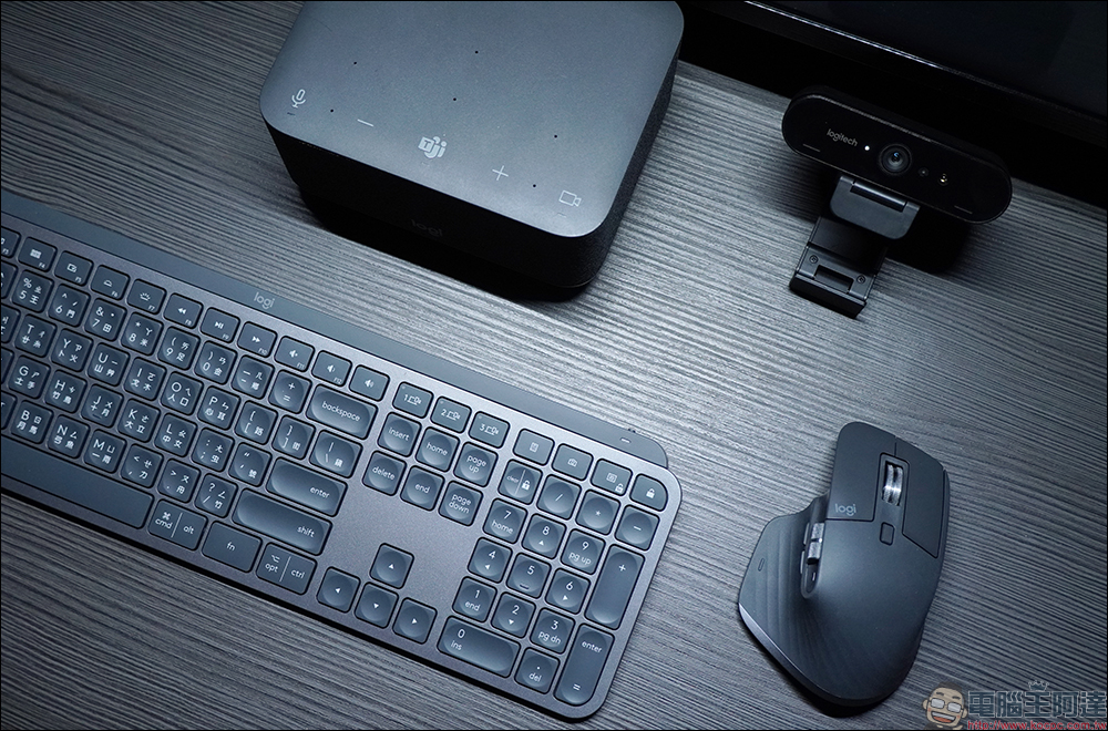 Logi Dock 羅技全功能擴充底座工作站開箱|居家辦公神器!整合集線器、100W PD 供電、內建降噪麥克風和擴音喇叭 - 電腦王阿達 Logi Dock 羅技全功能擴充底座工作站開箱|居家辦公神器!整合集線器、100W PD 供電、內建降噪麥克風和擴音喇叭 - 電腦王阿達