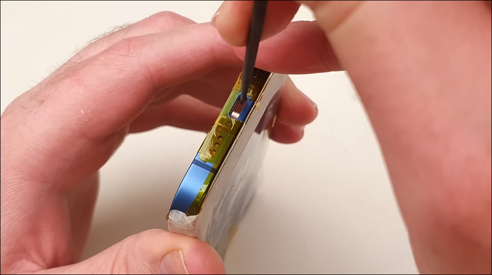 國外 YouTuber 成功改造 USB-C 版本 iPhone 13,支援快速充電、資料傳輸、系統更新和防潑水 - 電腦王阿達 國外 YouTuber 成功改造 USB-C 版本 iPhone 13,支援快速充電、資料傳輸、系統更新和防潑水 - 電腦王阿達