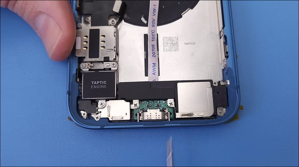 國外 YouTuber 成功改造 USB-C 版本 iPhone 13,支援快速充電、資料傳輸、系統更新和防潑水 - 電腦王阿達 國外 YouTuber 成功改造 USB-C 版本 iPhone 13,支援快速充電、資料傳輸、系統更新和防潑水 - 電腦王阿達