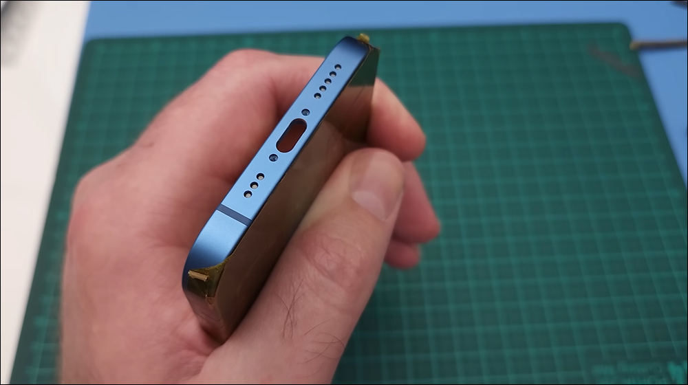 國外 YouTuber 成功改造 USB-C 版本 iPhone 13,支援快速充電、資料傳輸、系統更新和防潑水 - 電腦王阿達 國外 YouTuber 成功改造 USB-C 版本 iPhone 13,支援快速充電、資料傳輸、系統更新和防潑水 - 電腦王阿達