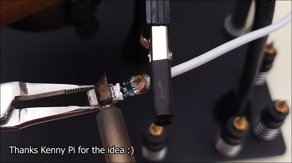 國外 YouTuber 成功改造 USB-C 版本 iPhone 13,支援快速充電、資料傳輸、系統更新和防潑水 - 電腦王阿達 國外 YouTuber 成功改造 USB-C 版本 iPhone 13,支援快速充電、資料傳輸、系統更新和防潑水 - 電腦王阿達