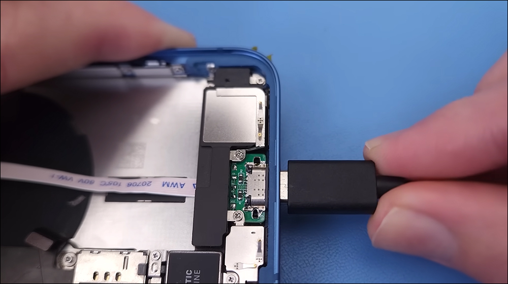國外 YouTuber 成功改造 USB-C 版本 iPhone 13,支援快速充電、資料傳輸、系統更新和防潑水 - 電腦王阿達 國外 YouTuber 成功改造 USB-C 版本 iPhone 13,支援快速充電、資料傳輸、系統更新和防潑水 - 電腦王阿達