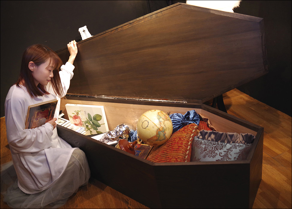 日本推出一款「萬用棺材」，能當成家具作為沙發、餐桌、儲藏室或床休憩使用 - 電腦王阿達