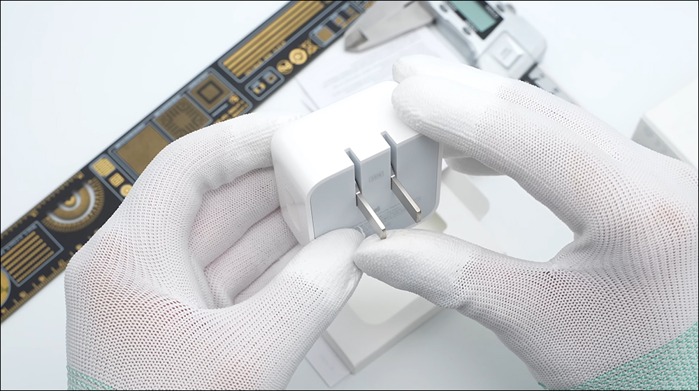 Apple 35W 雙 USB-C 充電器被拆解,揭示內部元件配置 - 電腦王阿達 Apple 35W 雙 USB-C 充電器被拆解,揭示內部元件配置 - 電腦王阿達