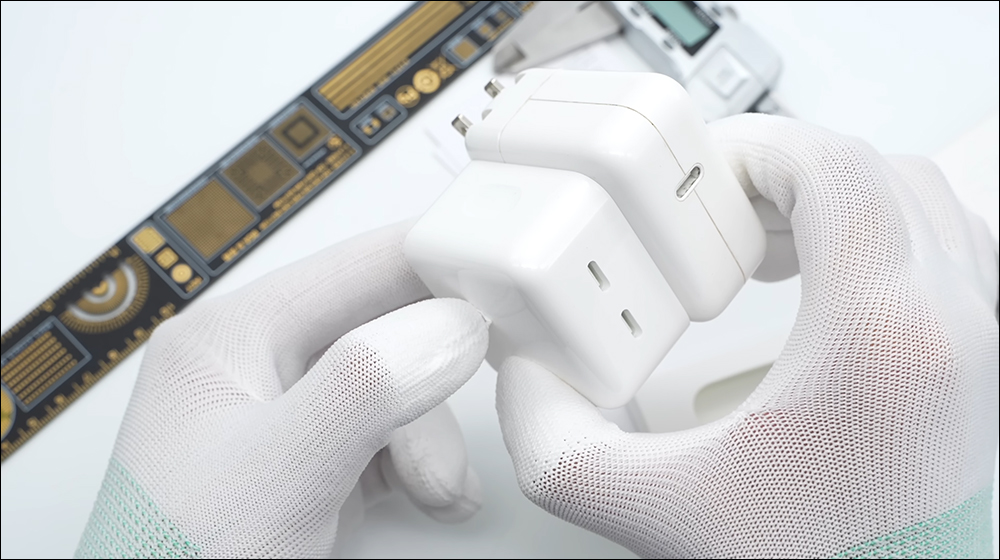 Apple 35W 雙 USB-C 充電器被拆解,揭示內部元件配置 - 電腦王阿達 Apple 35W 雙 USB-C 充電器被拆解,揭示內部元件配置 - 電腦王阿達