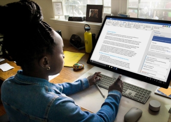 Microsoft Word 裡的黑暗模式小設定，黑底白紙讓你工作更流暢
