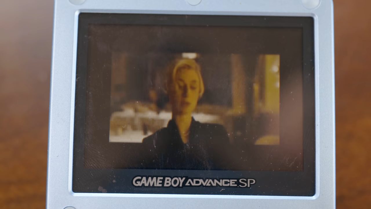 科技 YouTuber 成功將迷因電影《魔比斯》開場片段塞進 Game Boy Color 卡匣中 - 電腦王阿達