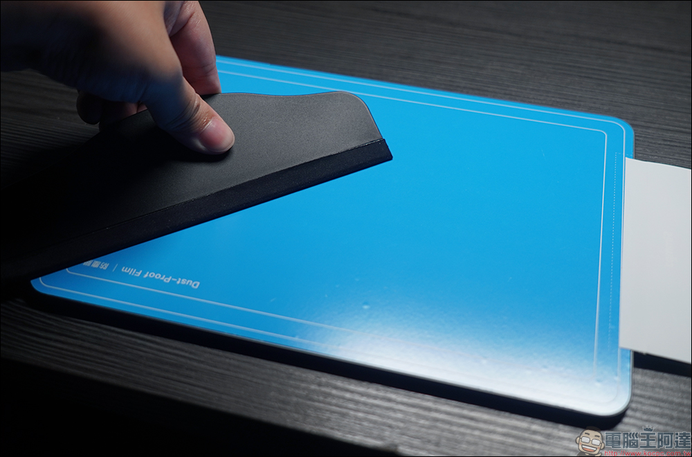 Simmpo iPad TÜV 抗藍光簡單貼開箱、體驗｜保護 iPad 螢幕同時，更護眼、還原色彩，還有貼膜神器更好貼！ - 電腦王阿達