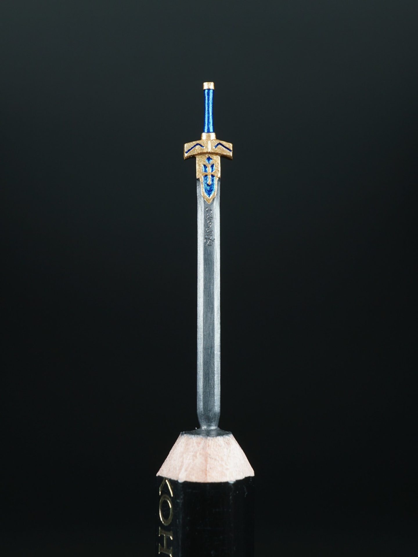 日鉛筆雕刻達人刻出《Fate》「誓約勝利之劍Excalibur」 - 電腦王阿達