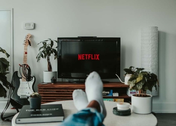 Netflix 使用新方法來打擊「密碼共享行為」，居住地以外使用超過兩週就必須額外付費