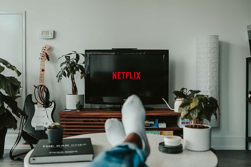 Netflix 使用新方法來打擊「密碼共享行為」，居住地以外使用超過兩週就必須額外付費 - 電腦王阿達