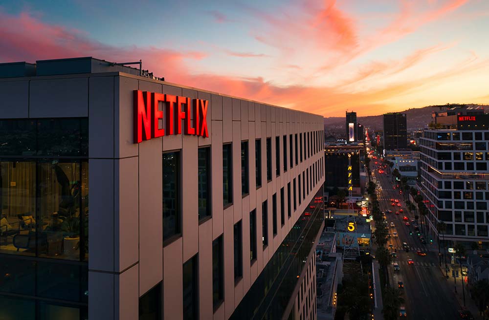 Netflix 使用新方法來打擊「密碼共享行為」，居住地以外使用超過兩週就必須額外付費 - 電腦王阿達