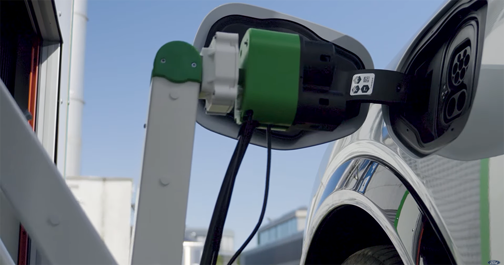 滑滑手機電動車就「自動充」!Ford 機器人充電站展開實測 - 電腦王阿達 滑滑手機電動車就「自動充」!Ford 機器人充電站展開實測 - 電腦王阿達