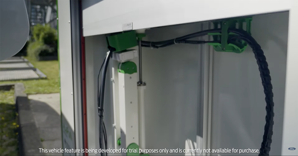 滑滑手機電動車就「自動充」！Ford 機器人充電站展開實測 - 電腦王阿達