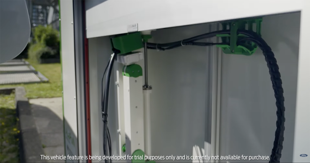 滑滑手機電動車就「自動充」!Ford 機器人充電站展開實測 - 電腦王阿達 滑滑手機電動車就「自動充」!Ford 機器人充電站展開實測 - 電腦王阿達