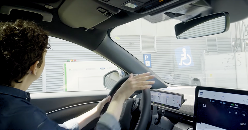 滑滑手機電動車就「自動充」!Ford 機器人充電站展開實測 - 電腦王阿達 滑滑手機電動車就「自動充」!Ford 機器人充電站展開實測 - 電腦王阿達