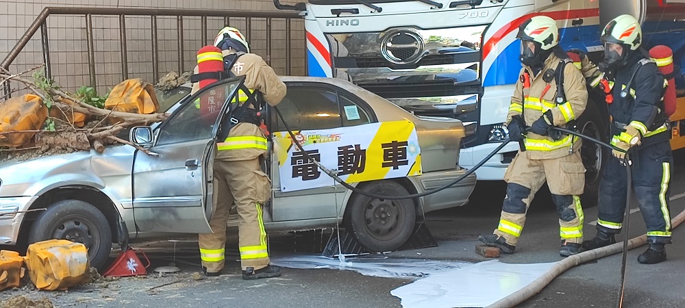 林志穎駕駛特斯拉起火引發鋰電池討論 鋰電池使用與滅火注意整理 - 電腦王阿達 林志穎駕駛特斯拉起火引發鋰電池討論 鋰電池使用與滅火注意整理 - 電腦王阿達