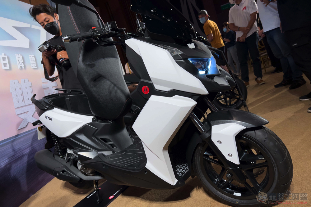 CROXERA 智慧儀表首登黃牌機車!很「愛玩」的宏佳騰 STR 與全新 CO-IN 登場 - 電腦王阿達 CROXERA 智慧儀表首登黃牌機車!很「愛玩」的宏佳騰 STR 與全新 CO-IN 登場 - 電腦王阿達