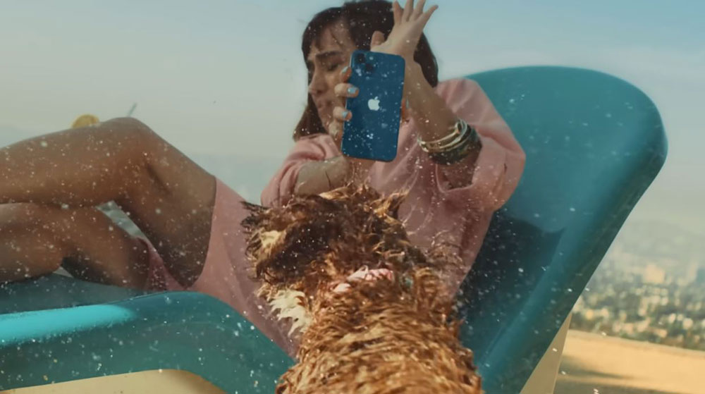 Apple 以兩段宣傳影片展示 iPhone 13 系列的防潑水與防摔特性 - 電腦王阿達